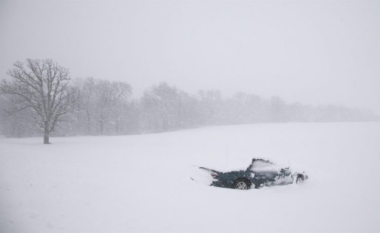 A las 9.30 hora local de Nueva York (14.30 GMT) 3.520 vuelos se habían cancelado en el país, según según el sitio de seguimiento FlightAware. En la imagen un registro de archivo de otra fuerte nevada en Beaver Dam (Wisconsin, EE.UU.). EFE/Jeffrey Phelps
