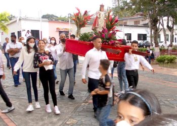 Procesión de los niños en su día