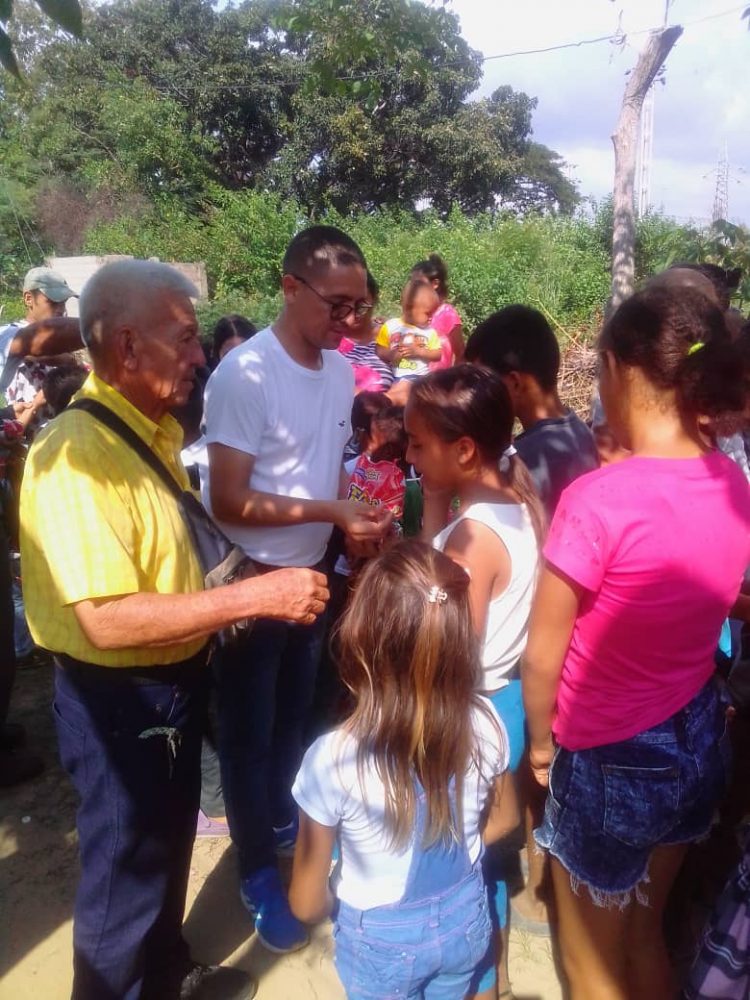El Alcalde Keiver Peña compartió con niños y adultos en el sector Catorce de Enero.