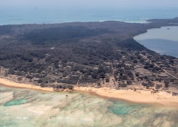 Tonga, cubierta de ceniza y con las costas arrasadas tras una erupción y un tsunami