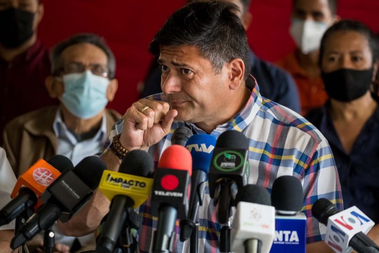 El opositor Freddy Superlano habla durante una rueda de prensa, este 12 de enero de 2022, en Caracas (Venezuela). EFE/ Miguel Gutiérrez