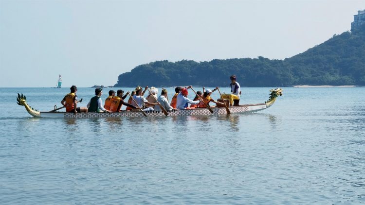 Custodiados por dragones, los Reyes Magos de Oriente desembarcan en Hong Kong