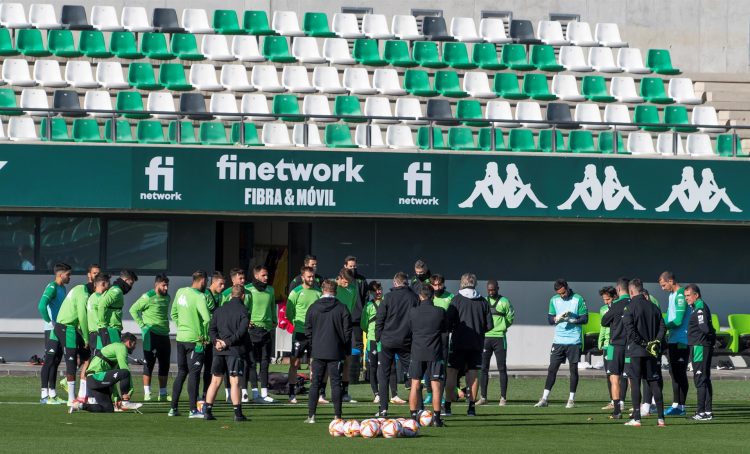 Los jugadores del Real Betis, durante los entrenamientos previos al partido de octavos de Copa del Rey de mañana que les enfrentará al Sevilla FC. EFE/
