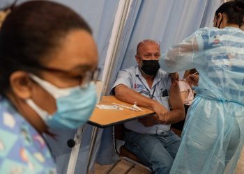 Venezuela administra la tercera dosis anticovid entre críticas y opacidad
