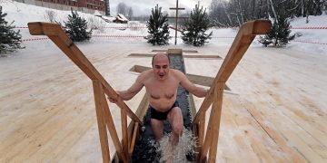 Más de 1 millón de rusos se bañan en aguas heladas por la Epifanía ortodoxa