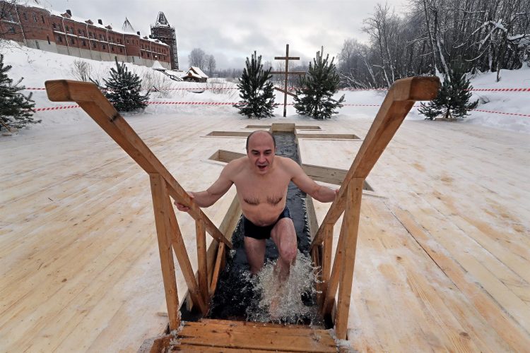 Más de 1 millón de rusos se bañan en aguas heladas por la Epifanía ortodoxa