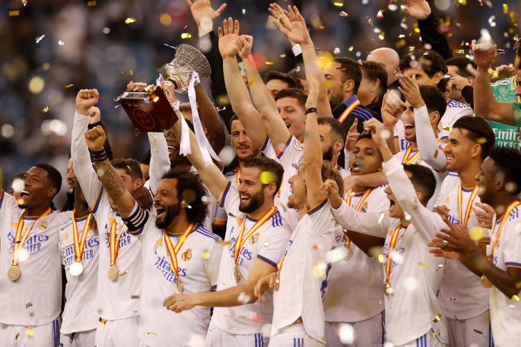 Los jugadores del Real Madrid celebran su victoria ante el Athletic, tras la final de la Supercopa de España que este domingo han disputado el Real Madrid y el Athletic Club en el King Fahd International Stadium de Riad, en Arabia Saudí. EFE