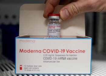 El regulador de EE.UU. aprueba totalmente la vacuna contra la covid-19 de Moderna