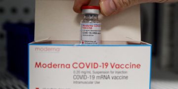 El regulador de EE.UU. aprueba totalmente la vacuna contra la covid-19 de Moderna