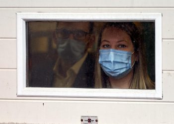 Miles buscan vacunarse en Quebec tras amenaza de impuesto a no inmunizados