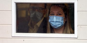 Miles buscan vacunarse en Quebec tras amenaza de impuesto a no inmunizados