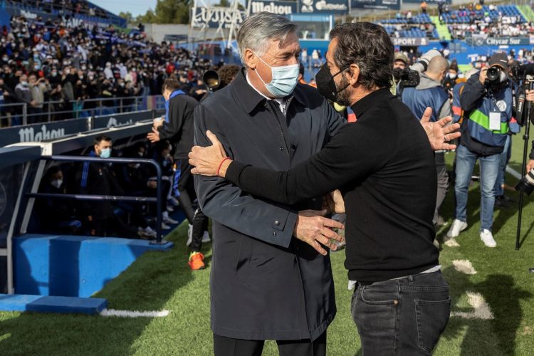 El entrenador del Real Madrid, Carlo Ancelotti (i), saluda a su homólogo del Getafe, Enrique Sánchez Flores