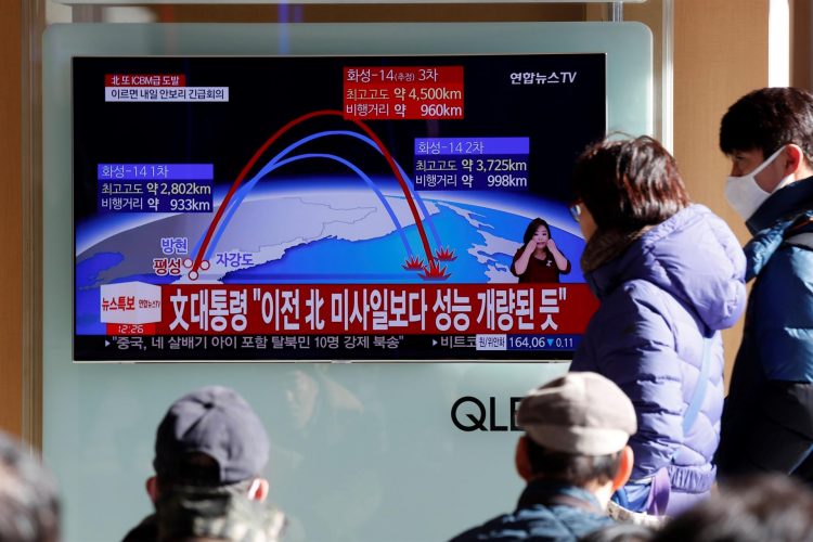 Surcoreanos ven un reportaje televisivo que muestra el anuncio especial de Corea del Norte de que ha probado con éxito un misil balístico intercontinental (ICBM) en una estación en Seúl. EFE/