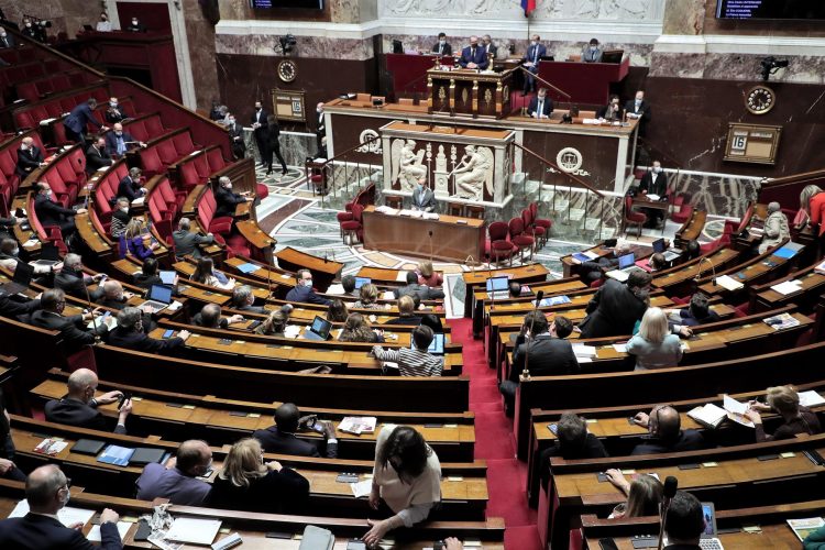 Vista del Parlamento francés durante la votación, el domingo, de la nueva legislación sobre las restricciones para poner freno a la covid 19. EFE/EPA/CHRISTOPHE PETIT TESSON