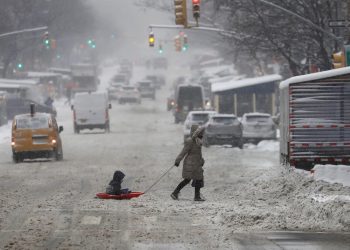 El ciclón bomba en EE.UU. deja nieve, frío, cortes de luz y suspensión de vuelos