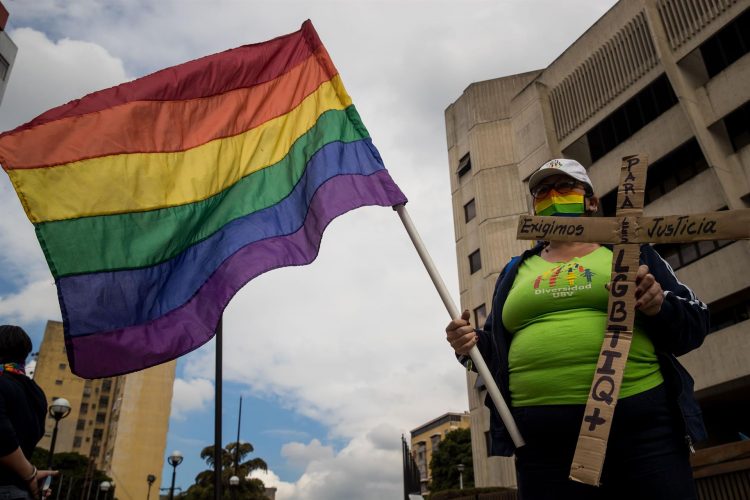 Una persona ondean una bandera del orgullo LGBT durante un plantón de protesta hoy, en Caracas (Venezuela). EFE/ Miguel Gutiérrez