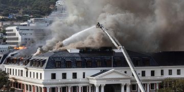 El incendio en el Parlamento de Sudáfrica ha sido «contenido»