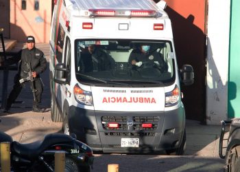 Abandonan camioneta con 10 cuerpos en plaza de ciudad mexicana de Zacatecas