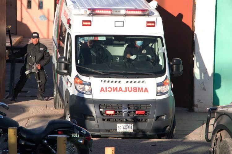 Fotografía de archivo de una ambulancia que llega al sitio de un enfrentamiento en el estado de Zacatecas. EFE