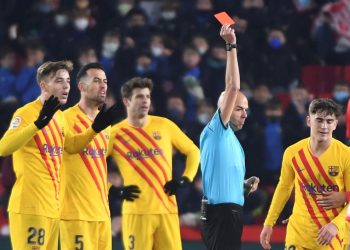 1-1. El Barcelona acaba con diez y sigue fuera de ‘Champions’