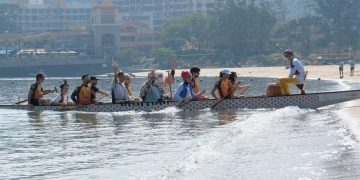 Custodiados por dragones, los Reyes Magos de Oriente desembarcan en Hong Kong