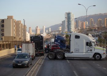 Camioneros paralizan el norte de Chile por el aumento de la migración irregular