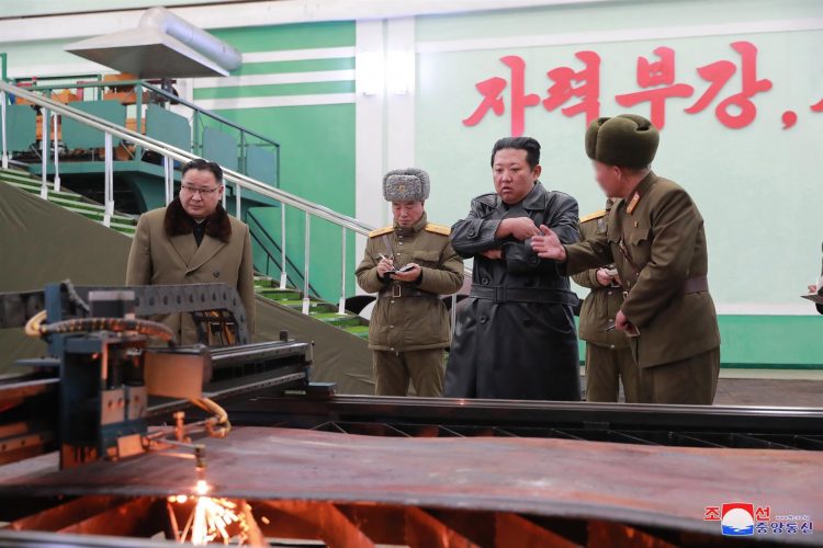 Imagen publicada por la Agencia Central de Noticias de Corea del Norte (KCNA) del líder norcoreano Kim Jong Un y el presidente de Asuntos Estatales de la República Popular Democrática de Corea, durante la inspección de una fábrica de municiones. EFE