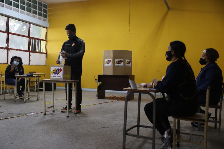 Fotografía de archivo de ciudadanos mientras votan en un colegio electoral en Caracas (Venezuela). EFE/ Miguel Gutiérrez