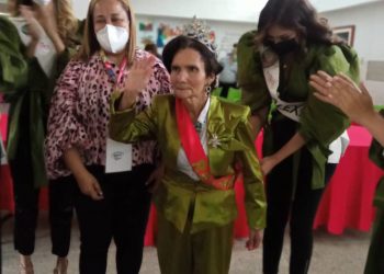Ramona es la reina de las Ferias de San Sebastián en el ancianato Padre Lizardo