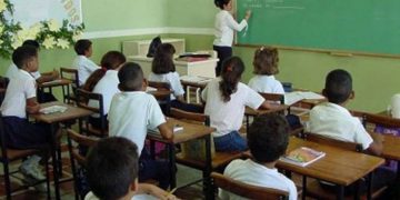 El 10 de enero se reanudan las clases y la deserción de docentes sigue en aumento