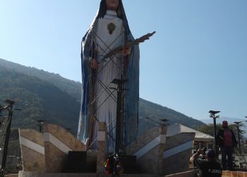 La Virgen de la Paz les bendice a la entrada de Trujillo