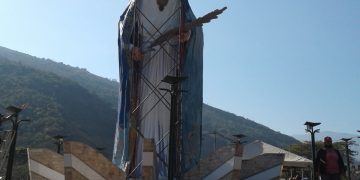 La Virgen de la Paz les bendice a la entrada de Trujillo