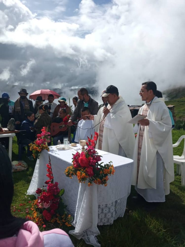 - Bendición del terreno en Miraflores de Las Mesitas donde construirán el Santuario Menor al Beato Dr. JGH
