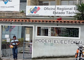 Táchira | Sociedad Civil entrega ante el CNE documento petitorio de revocatorio a Nicolás Maduro