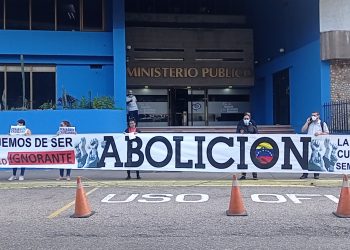 Organizaciones protestaron frente al Ministerio Público a favor y en contra de las corridas de toros
