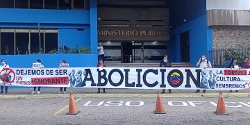 Organizaciones protestaron frente al Ministerio Público a favor y en contra de las corridas de toros
