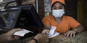 Expertos advierten que reforma al impuesto a grandes transacciones alcanzará a las personas naturales