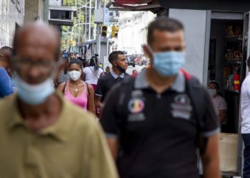 “No es sereno, no es el frío, es COVID-19 y usted debe quedarse en casa”