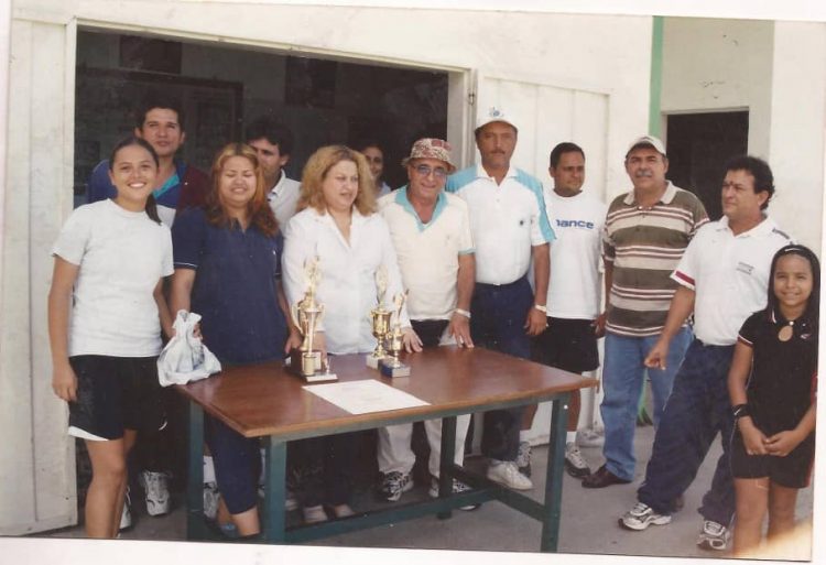 Thayri Arias (en el centro con los trofeos) acompañada de su equipo de trabajo en la ATT del 2002 (Gráficas: Elvins Gonzalez)