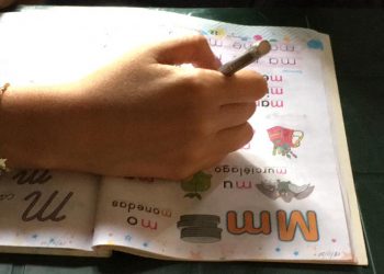Docentes imparten clases en casas de alumnos  para continuar con el proceso educativo