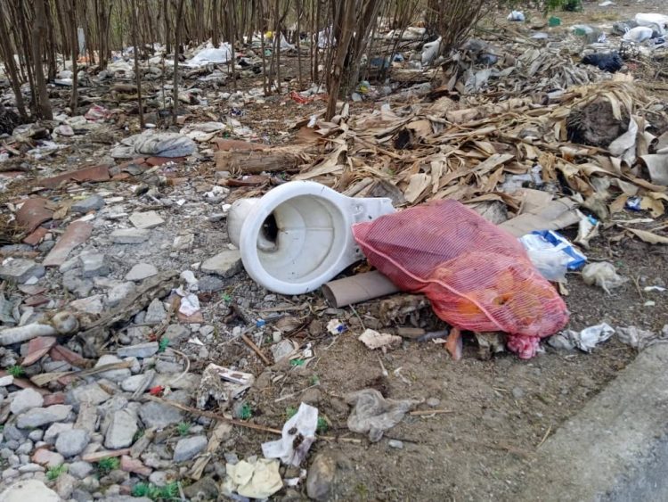 Avenida Bicentenario de Valera convertida en relleno sanitario