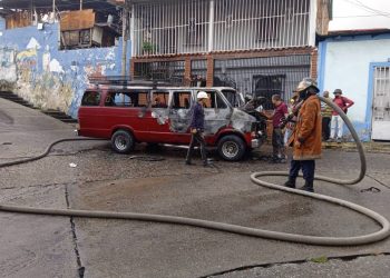 Unidad de Transporte Público se incendia en Valera