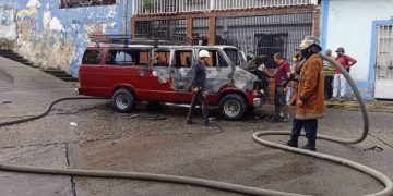 Unidad de Transporte Público se incendia en Valera