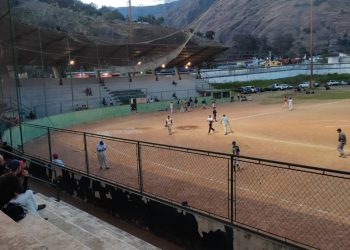 Inicia campeonato de softbol en el estadio José Antonio Maldonado