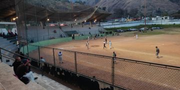 Inicia campeonato de softbol en el estadio José Antonio Maldonado