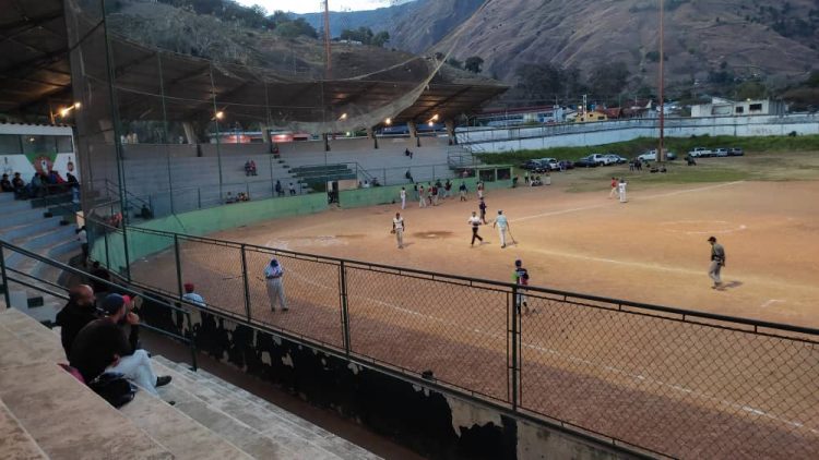 Con la participación de ocho equipos inicia campeonato de softbol en Boconó