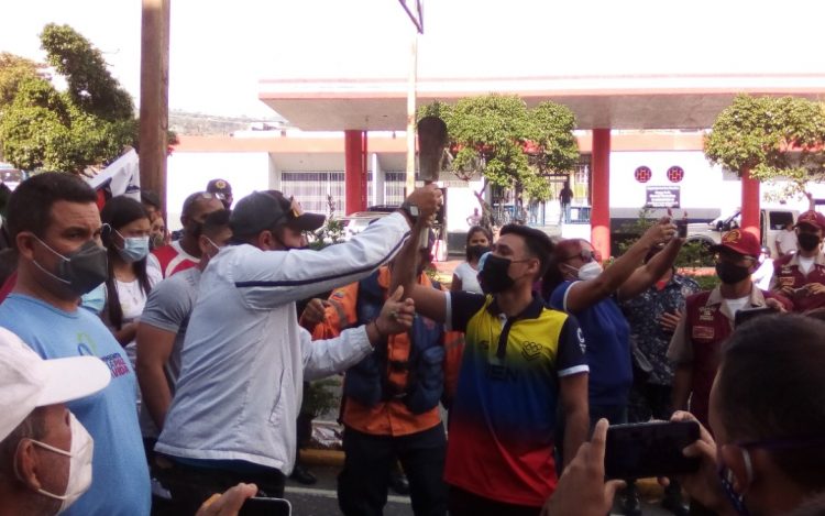 El olímpico Oscar Ariza recibe el Fuego Patrio de los Juegos Deportivos Nacionales 2022