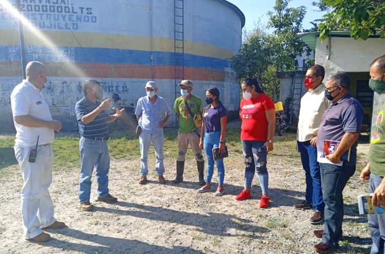 El alcalde G/D Wilsson Marín Leal durante la visita de inspección al tanque de almacenamiento de agua potable (Fotos Prensa Alcaldía de Carvajal)
