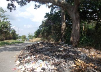 Final de la calle principal de Isnotú convertida en botadero de basura