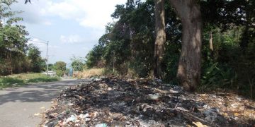 Final de la calle principal de Isnotú convertida en botadero de basura